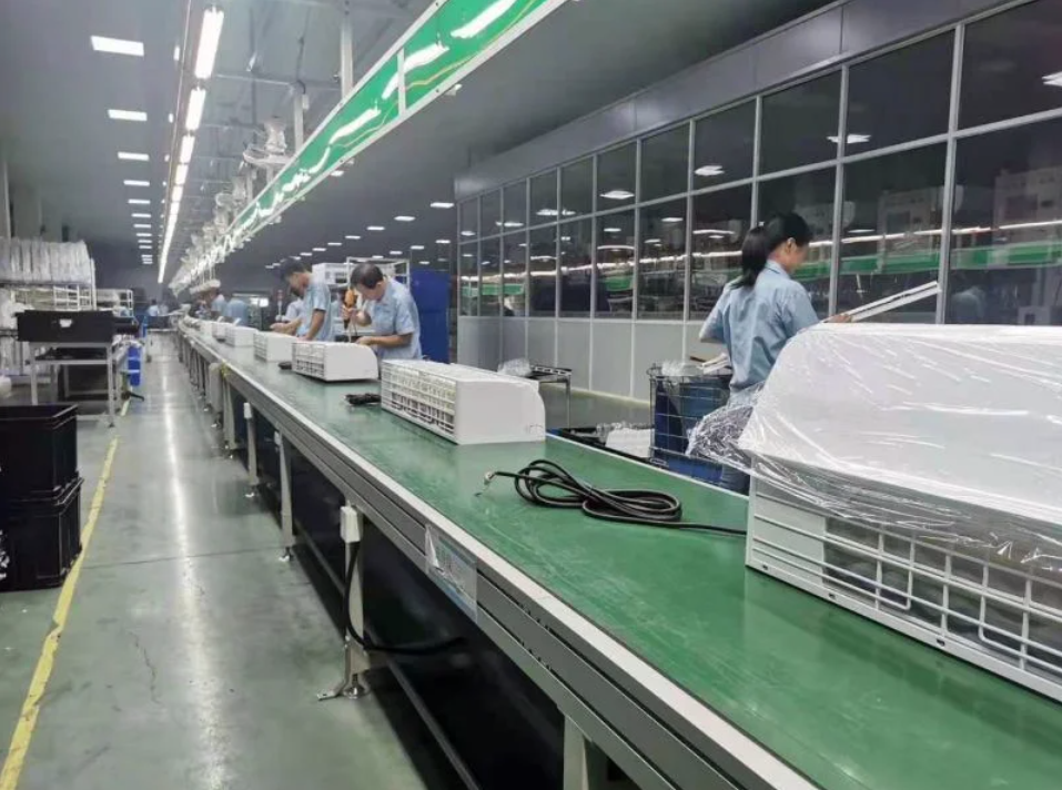 Solar air conditioning includes solar panels, batteries and air conditioning